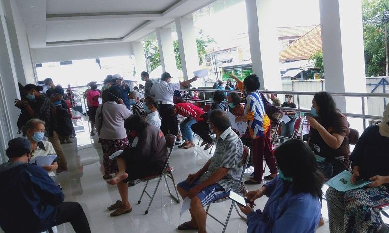 Antusias, Lansia Peserta Vaksinasi Covid-19 di Surabaya Membeludak 