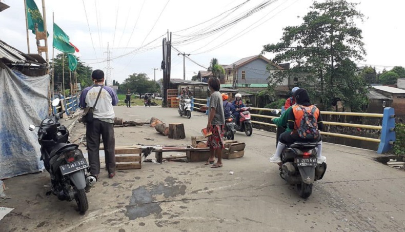 Digerus Banjir, Jembatan Penghubung 2 Kecamatan di Bekasi Nyaris Amblas 