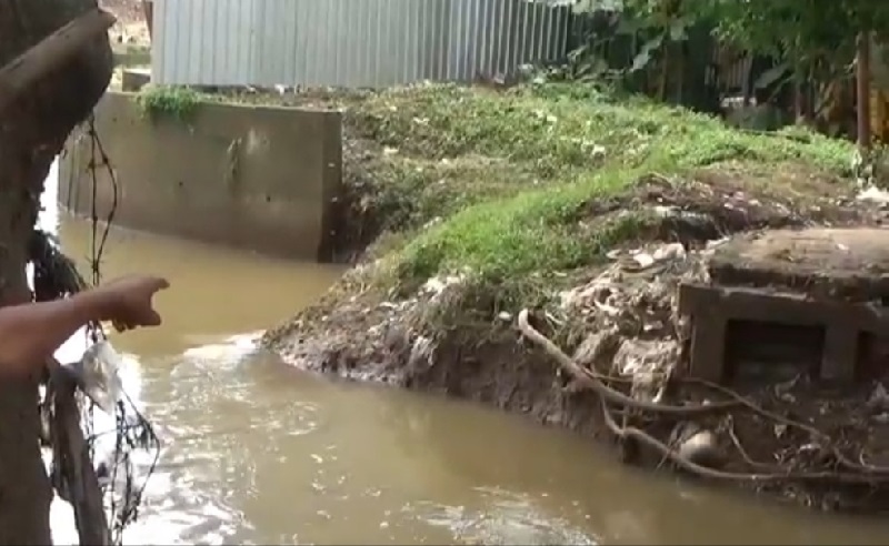 Jembatan di Cipinang Melayu Ambruk, Warga Khawatir Timbulkan Banjir
