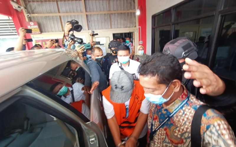 Pakai Rompi dan Tangan Diborgol, Wabup OKU Terpilih Menuju Lokasi Pelantikan