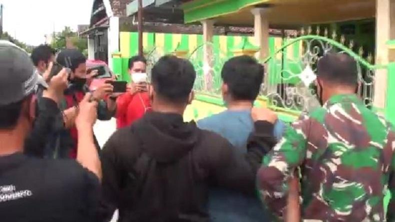 Densus 88 Tangkap Terduga Teroris saat akan Jumatan di Mojokerto, Teman Sekos Ikut Dibawa