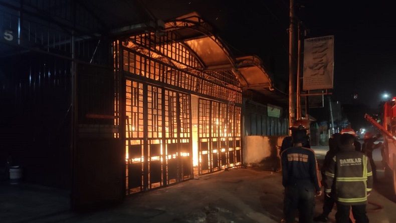 2 Ruko 4 Lantai di Medan Terbakar, 1 Orang Tewas