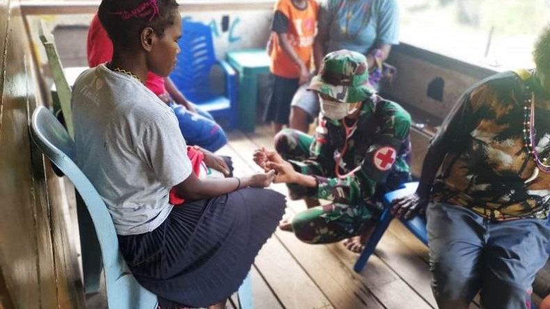Keliling Kampung, Prajurit TNI di Tembagapura Obati Warga Sakit