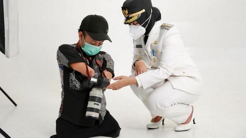 Fotografer Disabilitas Ini Jadi Sosok di Balik Foto Resmi Bupati Banyuwangi Ipuk Fiestiandani