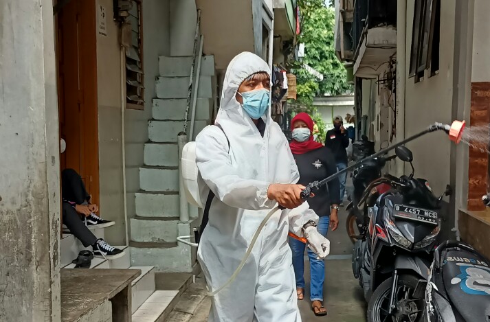 Warga Positif Covid Tambah 28 Orang, Kampung Ciburial Disemprot Disinfektan