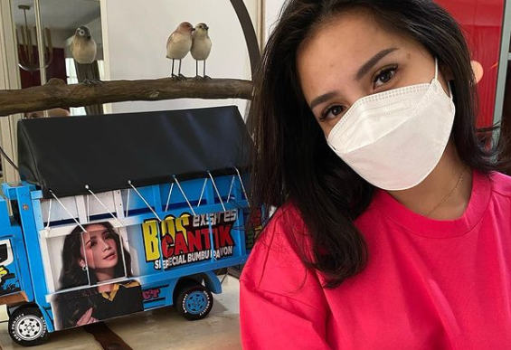 Selfie dengan Dewa Budjana, Nagita Slavina Kenakan Jaket Seharga Motor, Netizen: Itu Gajiku 24 Bulan! 