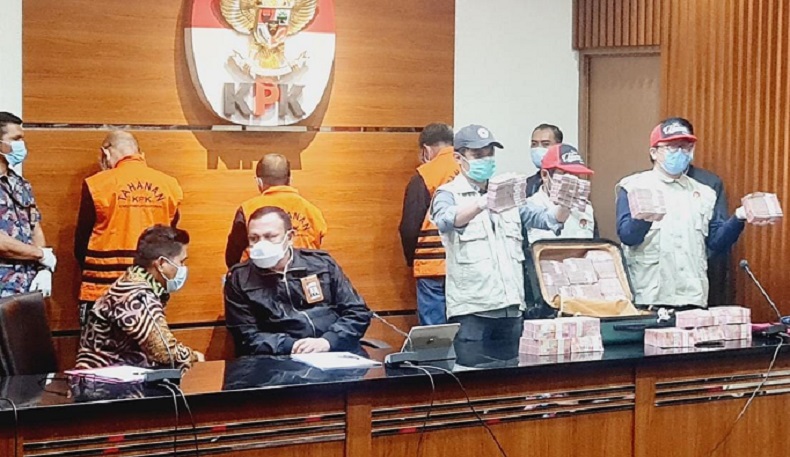 Penampakan Tumpukan Uang dalam Koper yang Diduga untuk Nurdin Abdullah