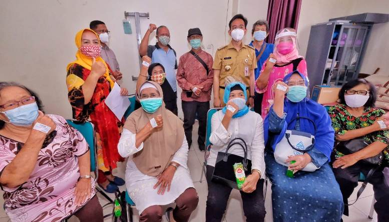 Tinjau Vaksinasi Covid-19, Lansia Pangling Gibran Dikira Dokter 
