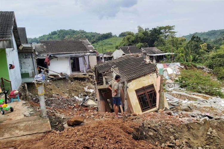  Longsor Terjang Perumahan Bukit Manyaran Permai Gunungpati Semarang, 8 Rumah Roboh