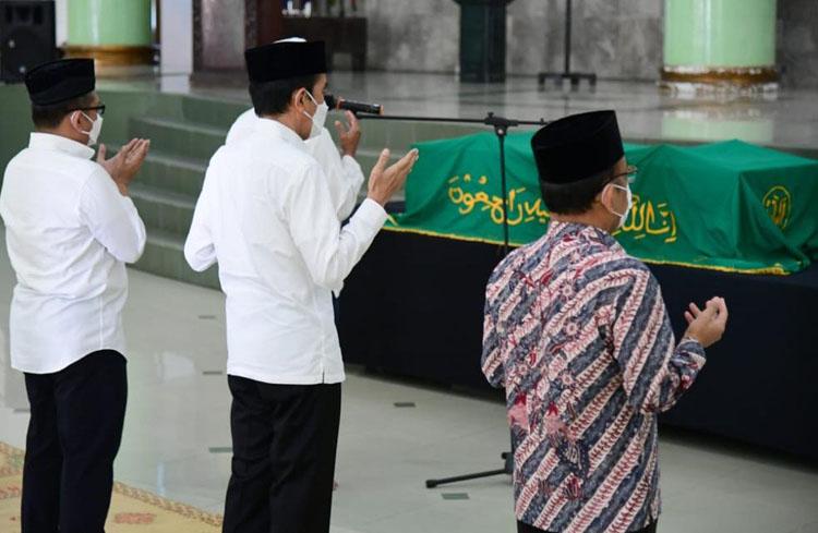 Presiden Jokowi Salatkan Jenazah Artidjo Alkostar di Sela Kunker ke Yogyakarta