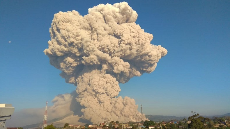 3 Kecamatan di Karo Terpapar Abu Vulkanis Gunung Sinabung, BPBD Lakukan Penyiraman