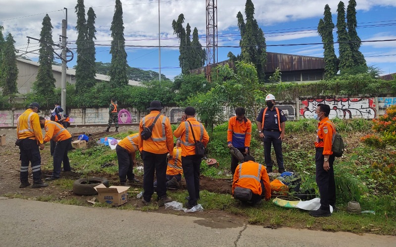 PT KAI Tertibkan Aktivitas Warga dan Bangunan Liar di Jalur Rel Nambo-Cibinong