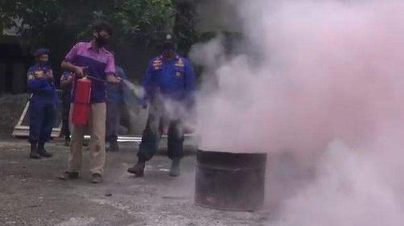 Puluhan Siswa SMK di Kota Tegal Ikuti Simulasi Pemadaman Kebakaran 