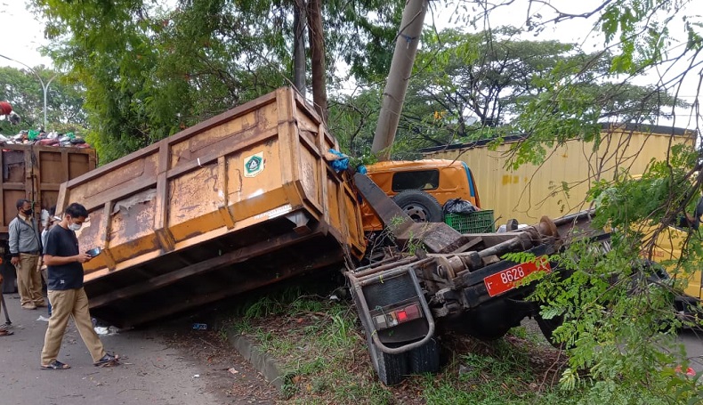 Truk Sampah Tabrak Tiang Listrik di Bogor, Diduga Sopir Mengantuk
