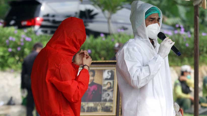 Sambil Menahan Tangis, Teddy Syach Sebut Rina Gunawan Sosok Istri dan Ibu yang Sangat Baik