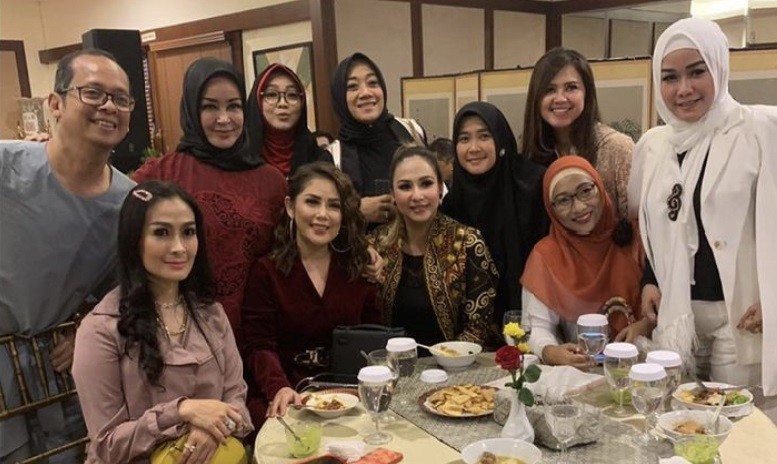 Kenang Rina Gunawan, Iis Dahlia: Sahabat Terbaik Banyak Mengajarkan Kebaikan 