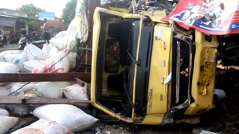 Truk Bemuatan Padi Tabrak Tiga Rumah di Cirebon