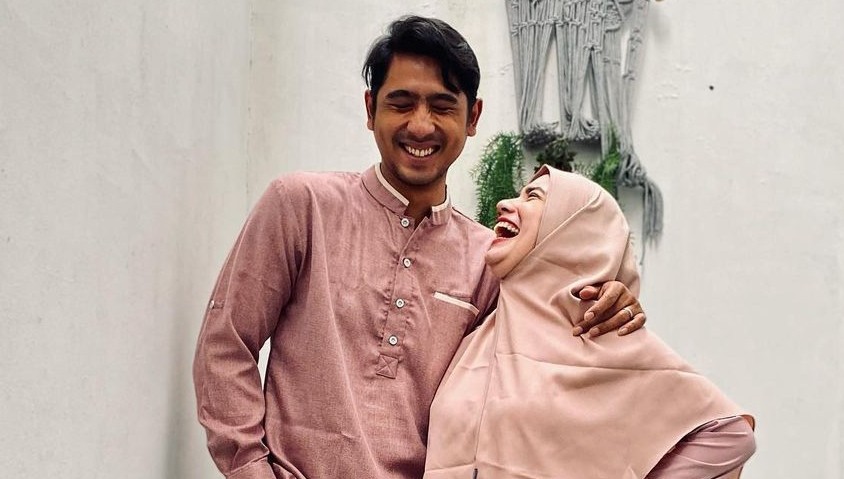 Arya Saloka Tak Bisa Foto Romantis bareng Istri, Netizen Gemas: Pasangan Paling Gokil 