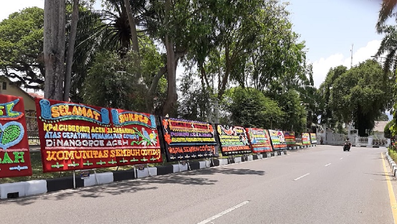 Papan Karangan Bunga Banjiri Depan Rumah Dinas Gubernur Aceh, Ada Apa?