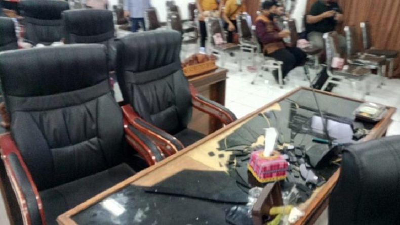 Bikin Gaduh, Anggota DPRD Bima Banting Meja hingga Pecah saat Rapat Paripurna