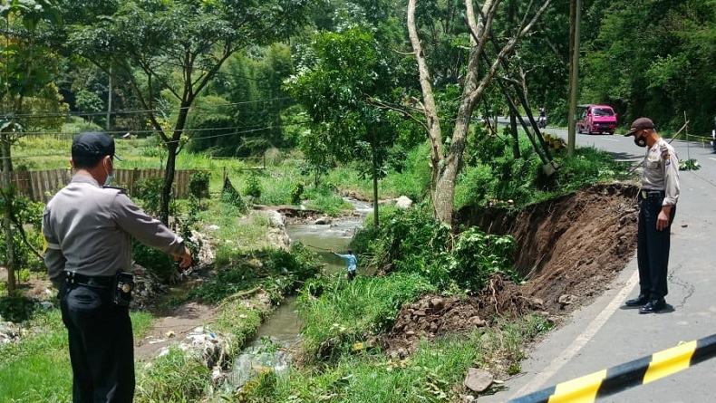 Jalan Raya Malang - Kediri Ditutup untuk Mobil Gegara Longsor di Pujon