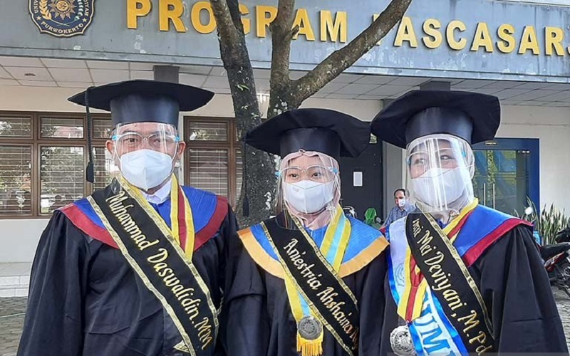 Borongan, Bapak Ibu hingga Anak di Purwokerto Ini Wisuda Bersama