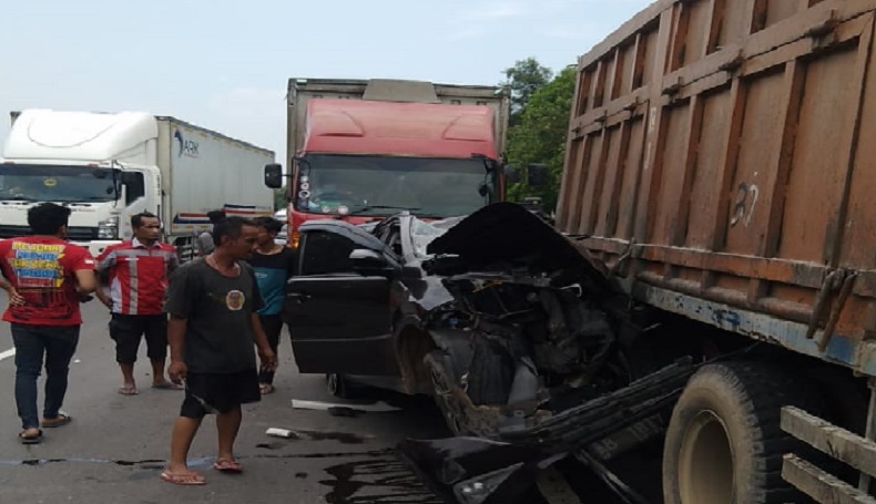 Terios Oleng dan Tabrak  Fuso di Tol Cipularang Purwakarta, 4 Luka-Luka