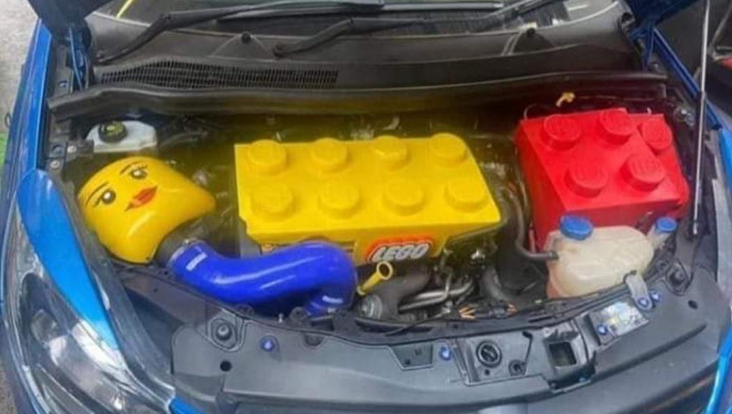Lucu, Cover Mesin Mobil Ini Dibuat Berbentuk Lego