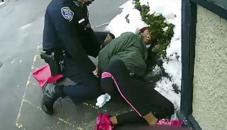 Heboh Polisi AS Bekuk Perempuan Kulit Hitam yang Sedang Gendong Anak