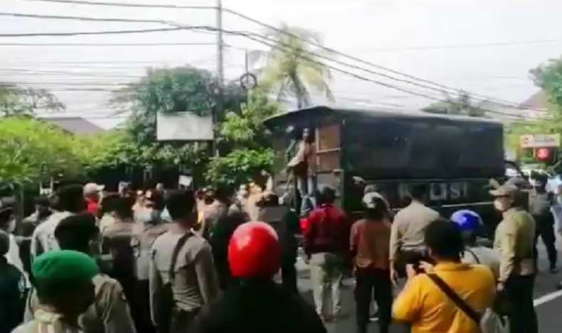 Demo Mahasiswa Papua di Bali Dibubarkan Polisi dan Pecalang