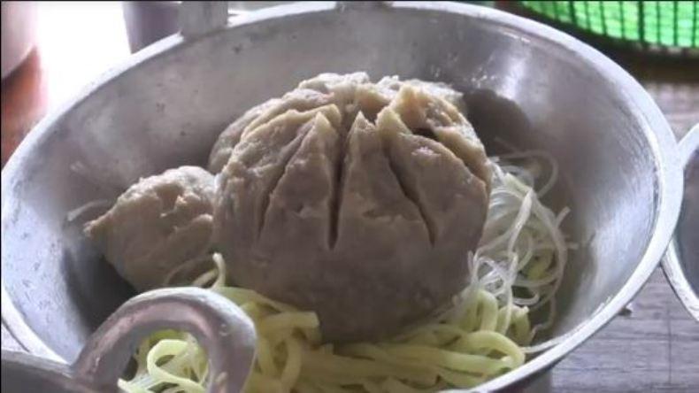 Unik, Warung di Grobogan Ini Sajikan Mie Ayam dan Bakso Pakai Wajan 