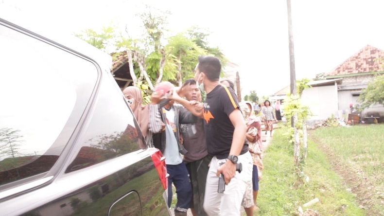 Petugas BNNP Dihadang Massa Bercelurit saat Tangkap Bandar Sabu di Sampang