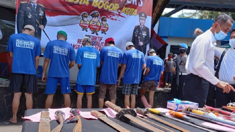 Bawa Senjata Tajam untuk Tawuran, 6 Remaja di Bogor Ditangkap Polisi 
