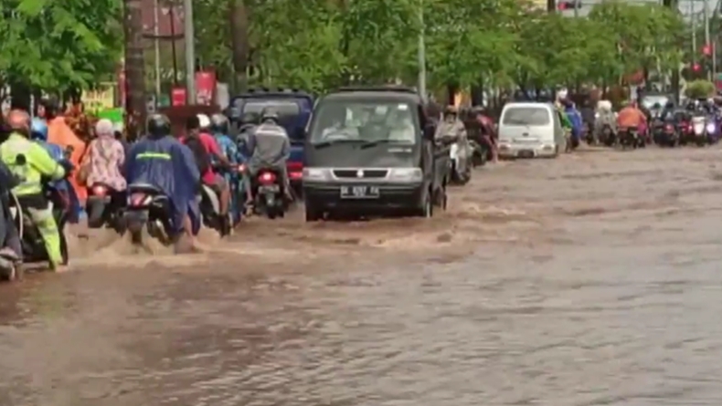 Banjir Selutut di Kuta Selatan, Arus Lalu Lintas Lumpuh