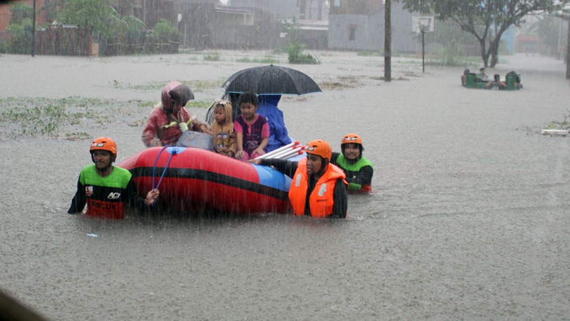 Banjir Sepinggang Rendam Permukiman di Makassar, Warga Mengungsi ke Masjid