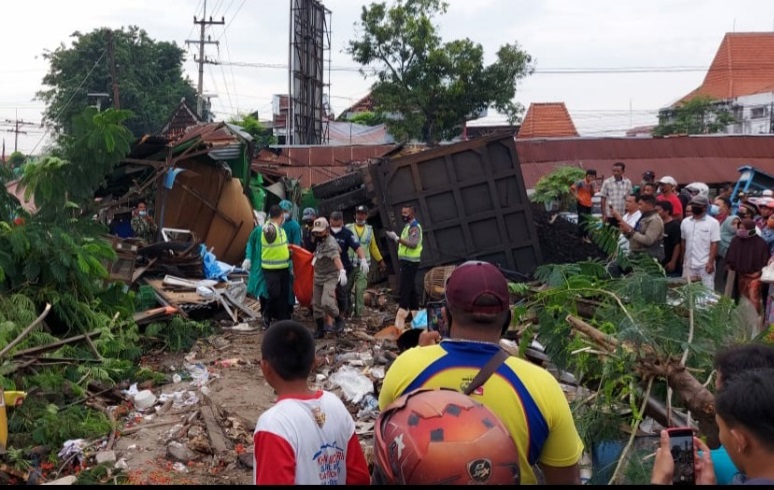 Truk Muatan Batu Bara Tabrak 3 Warung di Gresik, 1 Korban Tewas 