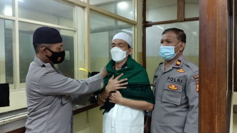 Diberi Tasbih oleh Kiai di Jatim, Pria Ini Nangis Dengar Azan lalu Jadi Mualaf 