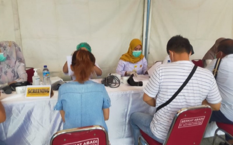 Kejar Target, RSUD Mataram Vaksinasi Covid-19 Lansia di Pasar Tradisional