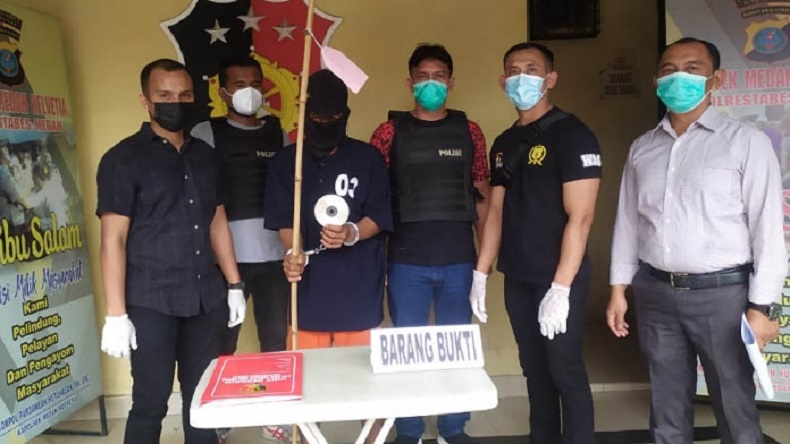 Pencuri Spesialis Pakai Galah Bambu di Medan Ditangkap di Warnet
