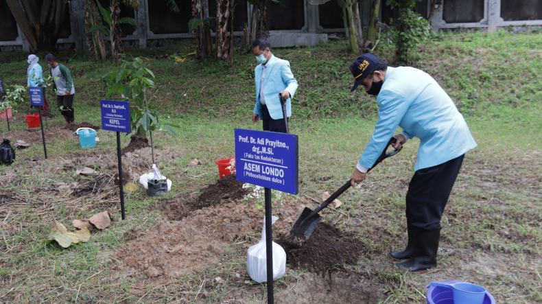 Dies Natalis UNS, 17 Guru Besar Menanam Pohon Langka 