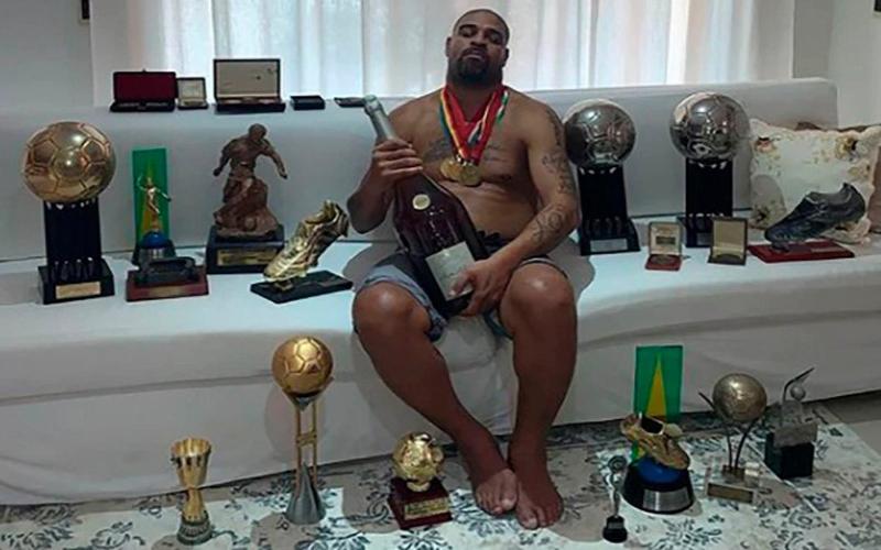 Adriano Jual Rumah Gedongan, Kini Sewa Hotel Rp200 Juta Sebulan Ditemani Trofi