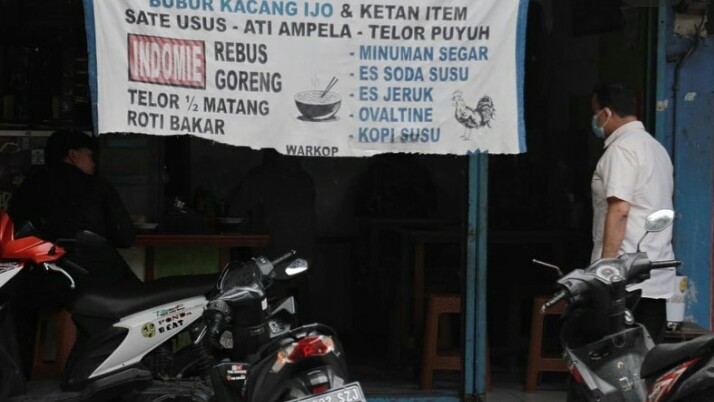 Sambangi Warkop dengan Anak, Anies Nostalgia Masa Kecil di Kuningan