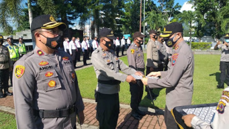7 Anggota Polri Bitung Terima Penghargaan atas Dedikasi dan Loyalitas Jalankan Tugas