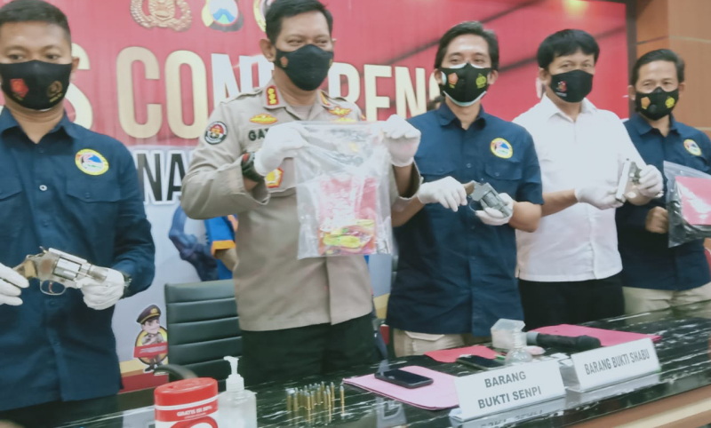 Tangkap Buron Narkoba, Polda Jatim Amankan 5,8 Kg Sabu dan Senjata Api