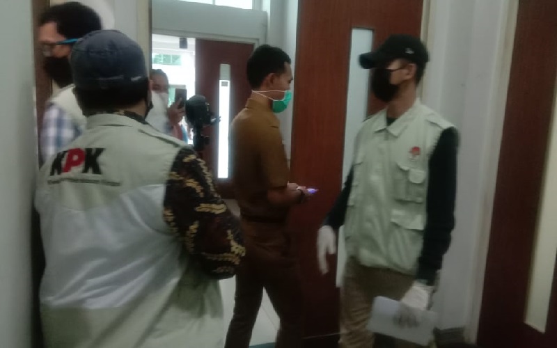 7 Jam Lebih Petugas KPK Geledah 3 Kantor Dinas di KBB, Ini yang Mereka Bawa