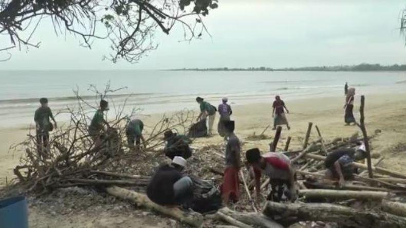 Mahasiswa dan Santri Kompak Bersihkan Sampah Pantai Pailus Jepara