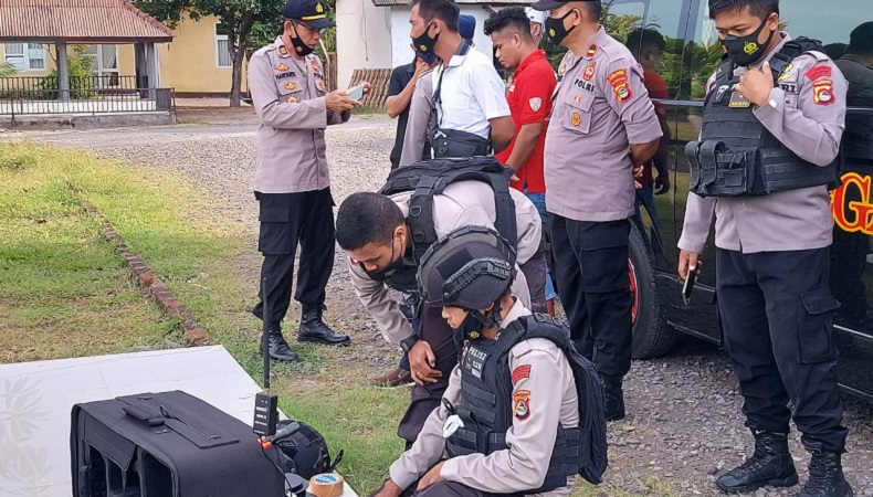 Asyik Menyapu Halaman Rumah, Guru Honorer di Lombok Timur Kaget Temukan Granat Aktif