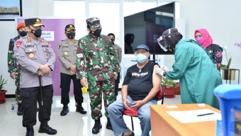 Panglima TNI dan Kapolri Pimpin Serbuan Vaksinasi untuk Prajurit dan Lansia di Semarang