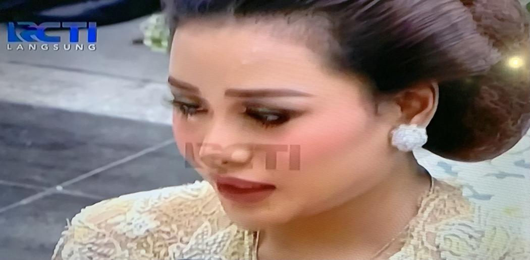 Anang Hermansyah Menangis dan Cium Aurel di Acara Siraman: Jadilah Istri yang Baik