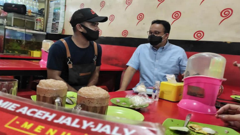 5 Potret Gubernur Anies Wisata Kuliner di Jakarta, Netizen Makin Kagum: Proud of U Pak, Pedagang Senang